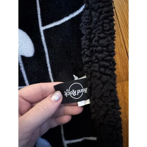 Hard Rock Cafe Black White Fuzzy Blanket Guitar Music Notes Soft 46x58